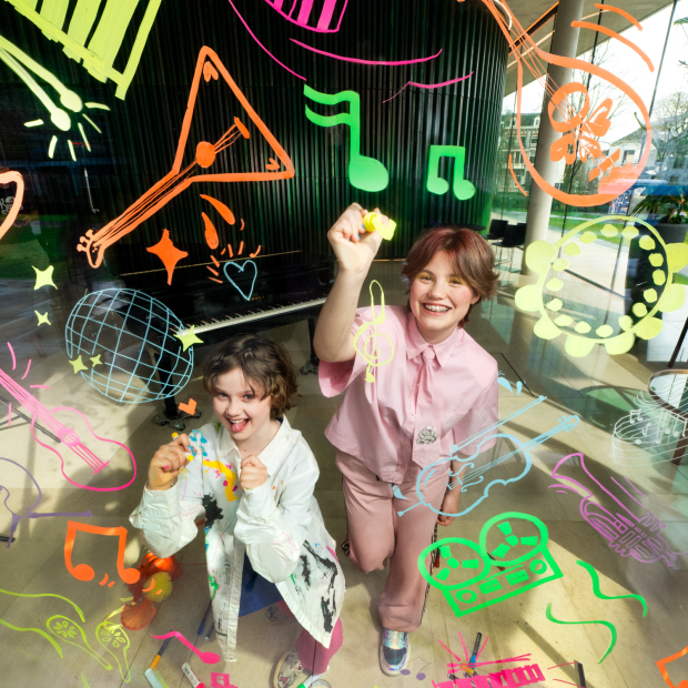 Ouder en kind stappen de magische theaterzaal binnen