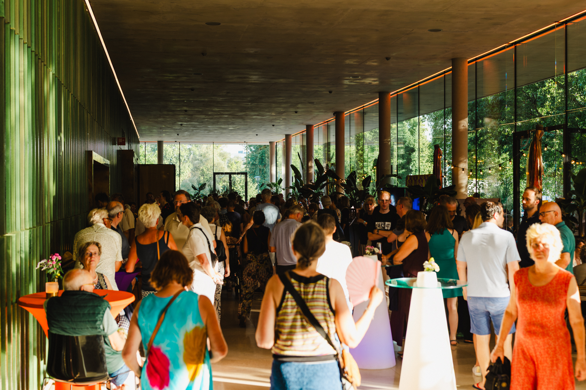 Bezoekers in de foyer van Musis in Arnhem