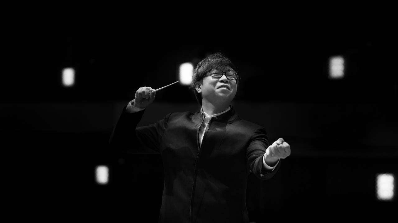 Dirigent Kahchun Wong in actie