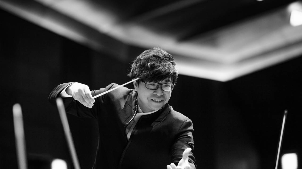 Dirigent Kahchun Wong in actie