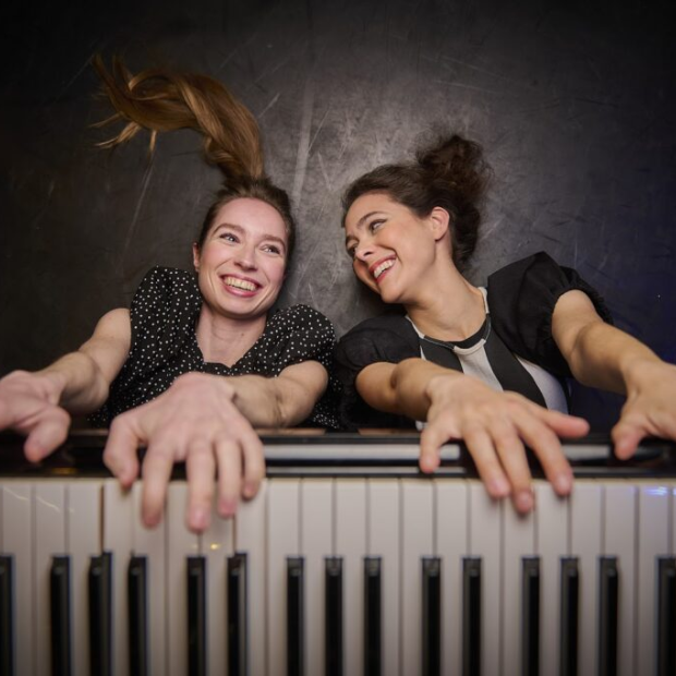 Beth en Flo  met zichtbaar veel plezier achter de piano