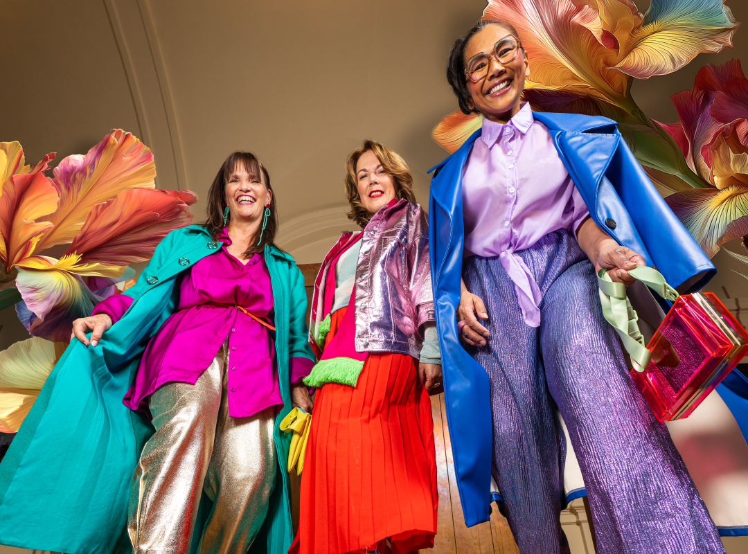 drie vrouwen in kleurrijke kleding tijdens een avondje uit in Musis